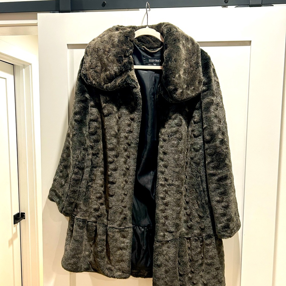 Ellen Tracy size XS FAUX FUR coat super cozy but elegant knee length